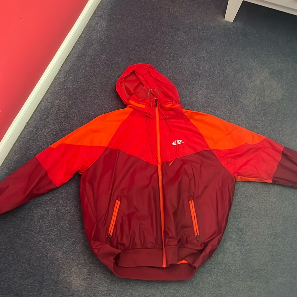 Windbreaker with hood that is retractable